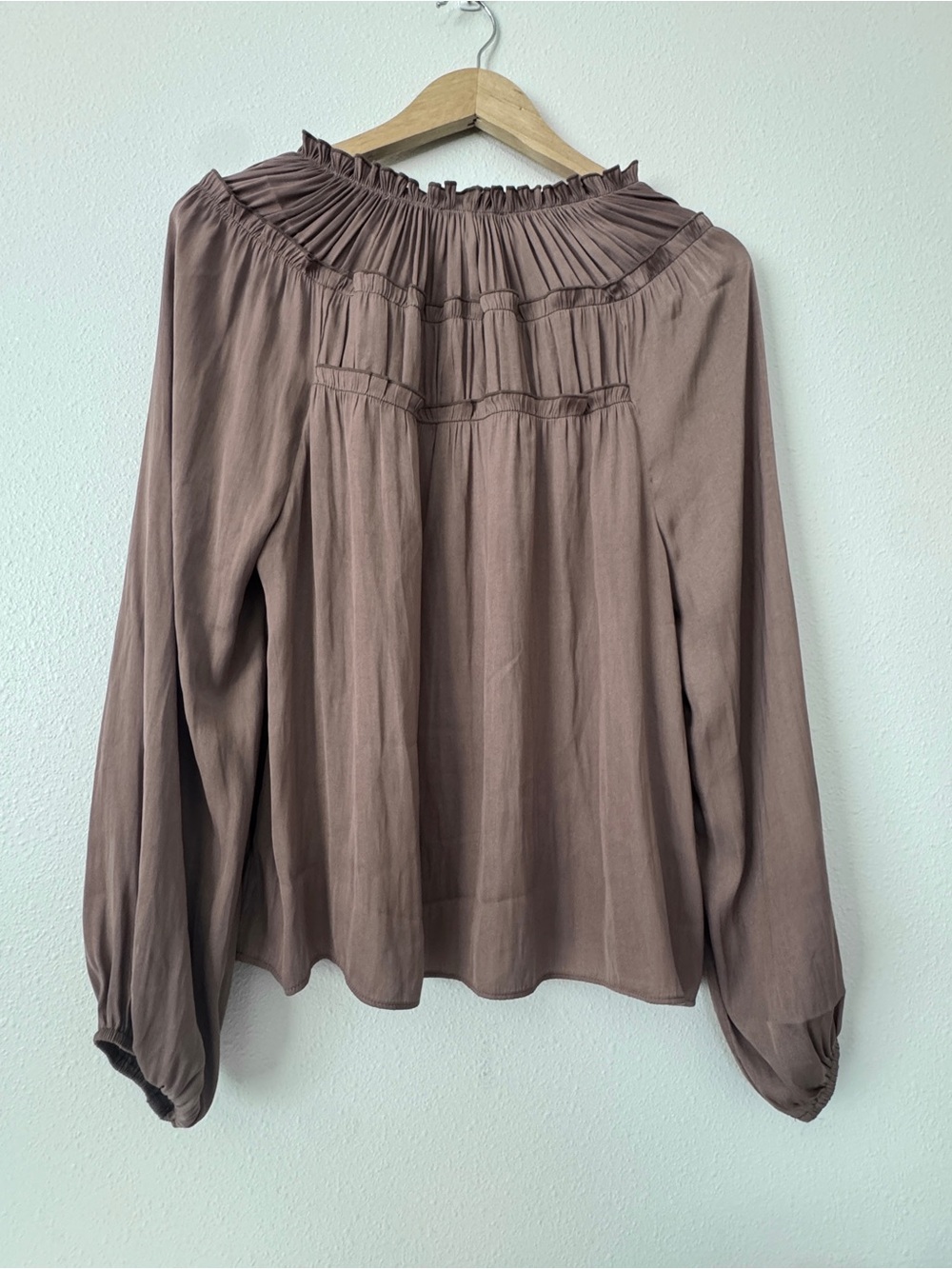 Evereve Kamila Satin Gathered Peasant Blouse Taupe Color “Chanterelle” S - Picture 2 of 4
